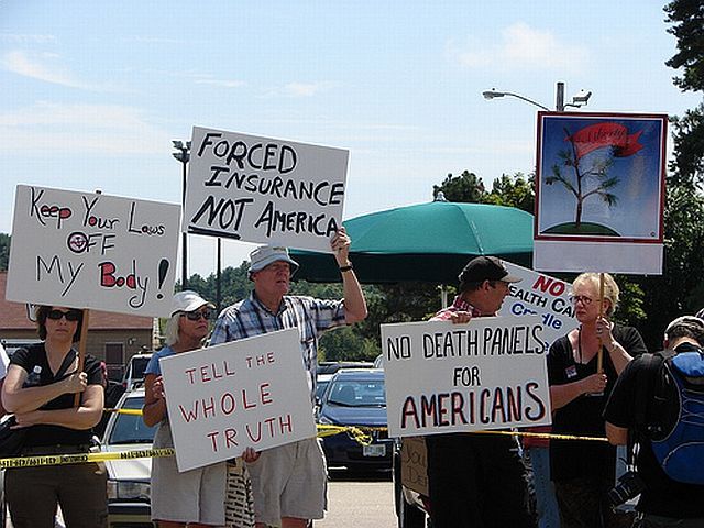 Teabaggers with signs (32 pics)