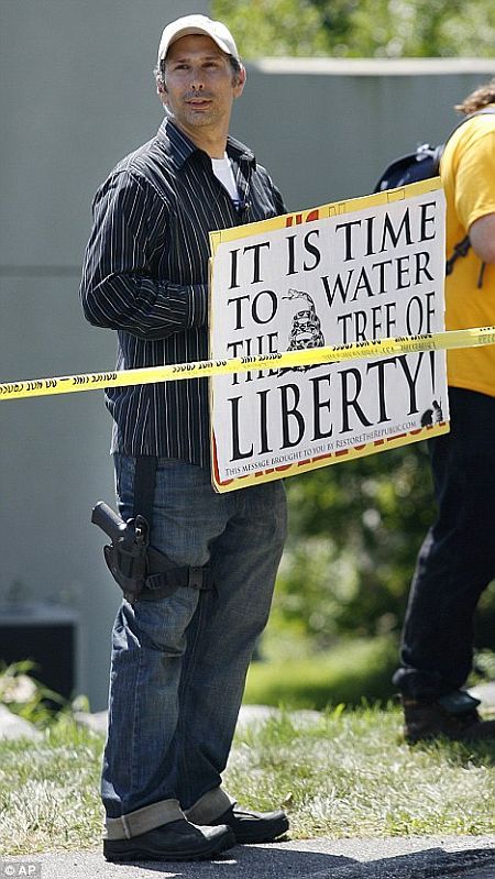 Teabaggers with signs (32 pics)