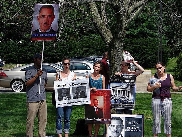 Teabaggers with signs (32 pics)