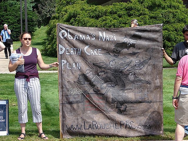 Teabaggers with signs (32 pics)