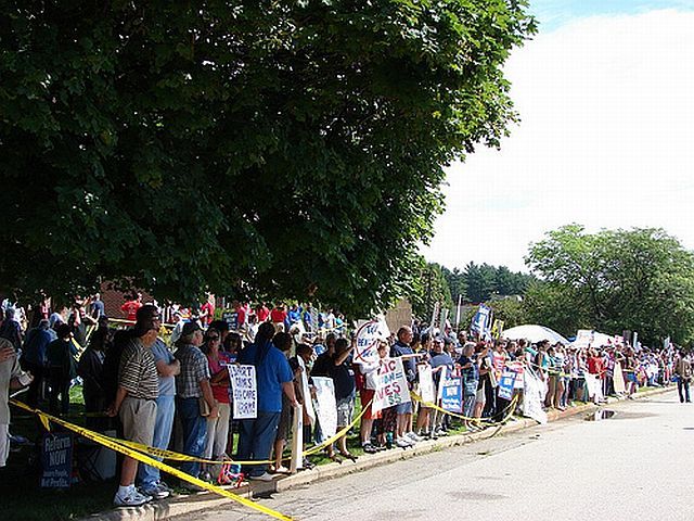 Teabaggers with signs (32 pics)