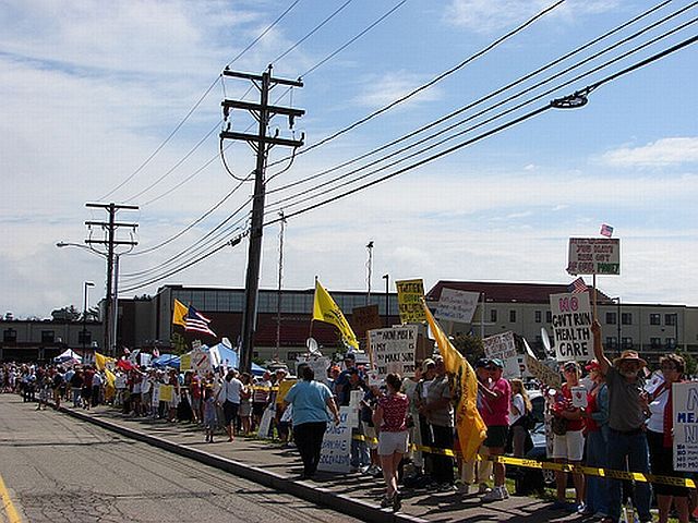 Teabaggers with signs (32 pics)