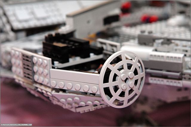 Lego Millennium Falcon (35 pics)