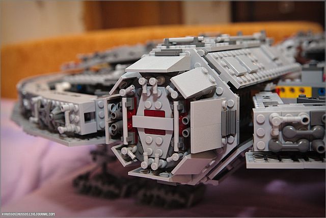 Lego Millennium Falcon (35 pics)