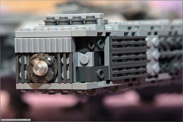Lego Millennium Falcon (35 pics)