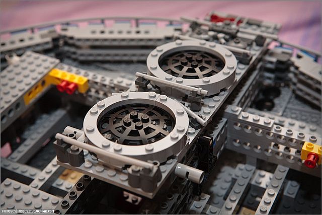 Lego Millennium Falcon (35 pics)