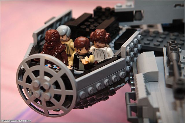 Lego Millennium Falcon (35 pics)