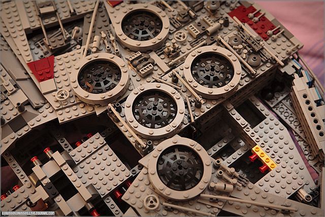 Lego Millennium Falcon (35 pics)