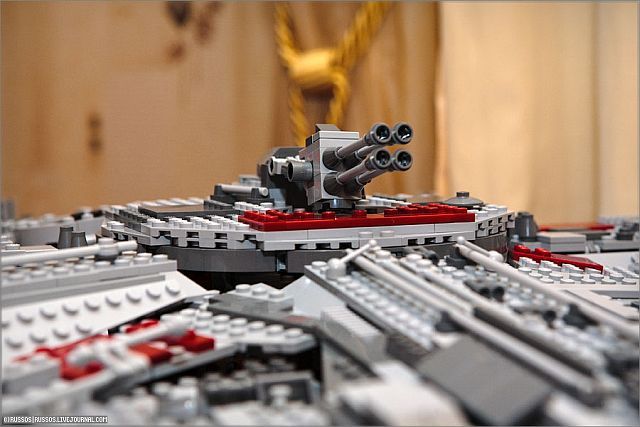 Lego Millennium Falcon (35 pics)