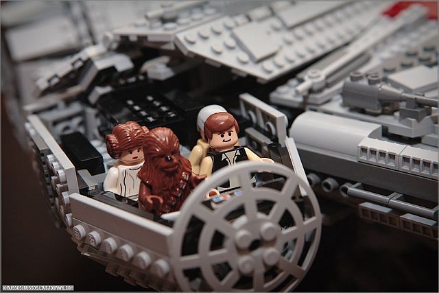 Lego Millennium Falcon (35 pics)