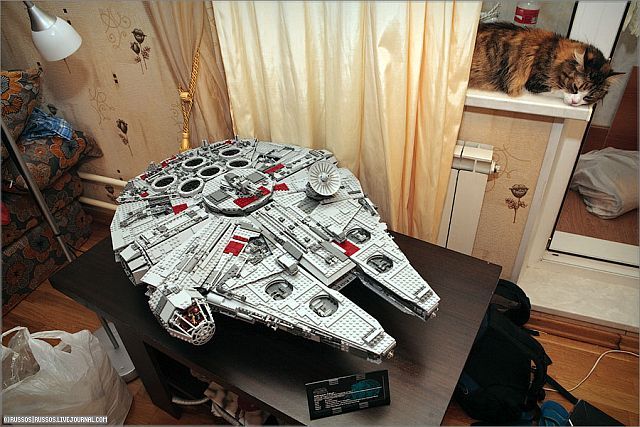 Lego Millennium Falcon (35 pics)