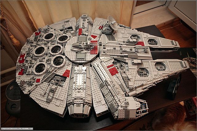 Lego Millennium Falcon (35 pics)