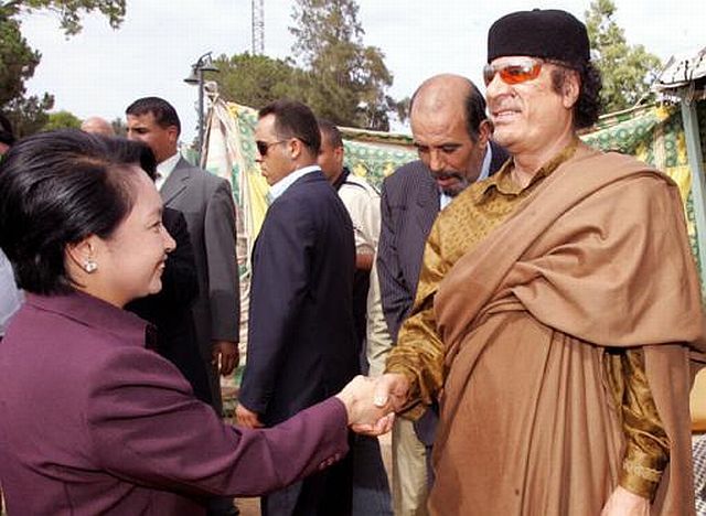 Colonel Gaddafi has his own style (30 pics)