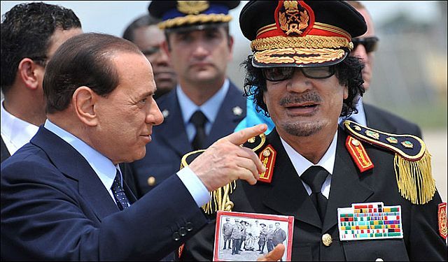 Colonel Gaddafi has his own style (30 pics)