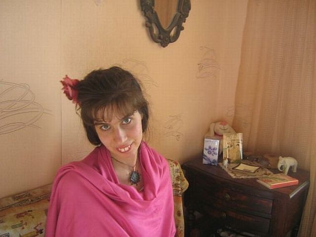 Girl with funny teeth (10 pics)