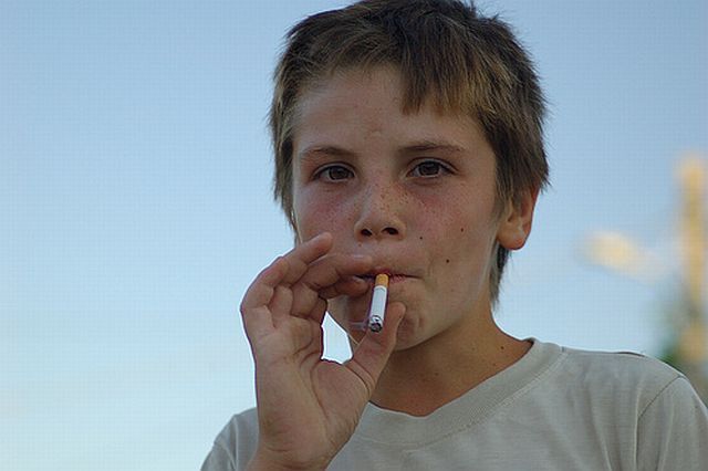 Children and cigarettes (45 pics)