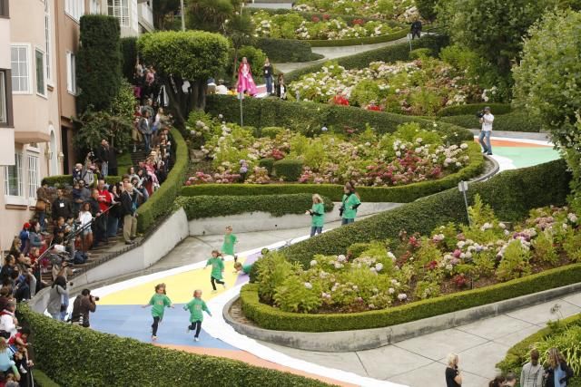 Giant Candyland on Lombard Street in San Francisco (26 pics)