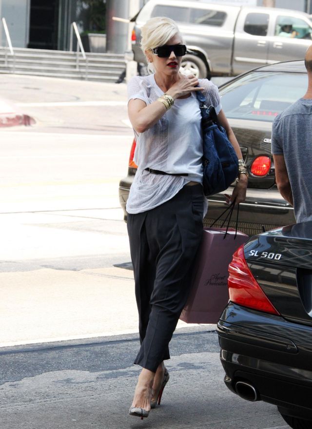 Gwen Stefani  Really weird outfit  9 pics