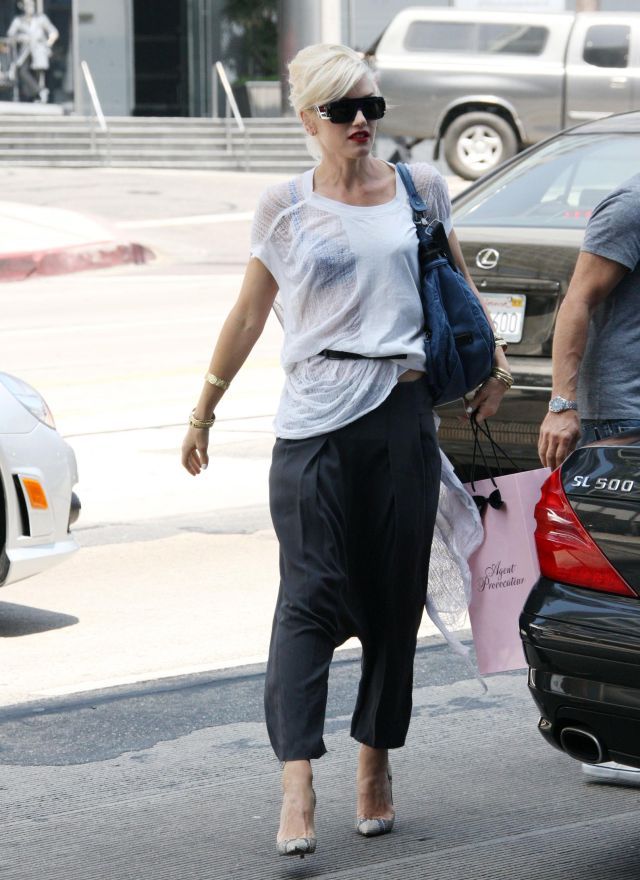 Gwen Stefani  Really weird outfit  9 pics