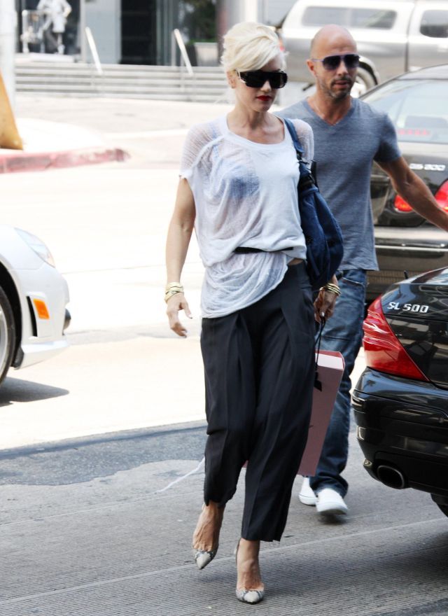 Gwen Stefani  Really weird outfit  9 pics