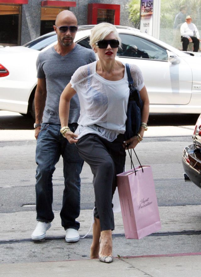 Gwen Stefani  Really weird outfit  9 pics