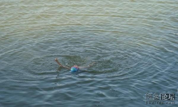 Father teaches his daughter to swim (6 pics)