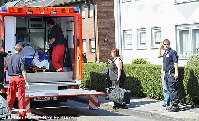 How to deliver a heavy woman in a hospital (3 pics)