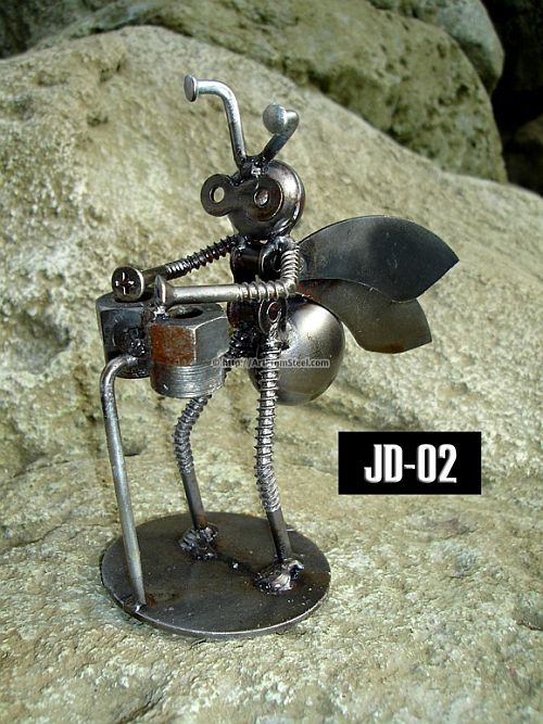 Hand-made recycled statues (77 pics)