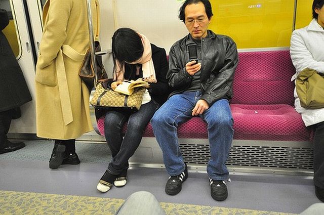 People are sleeping everywhere (27 pics)
