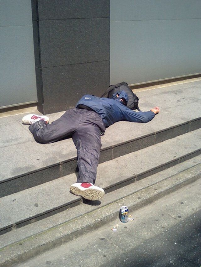 People are sleeping everywhere (27 pics)