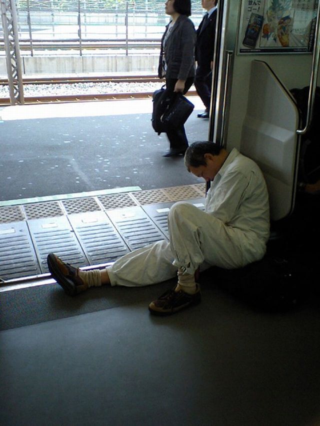People are sleeping everywhere (27 pics)