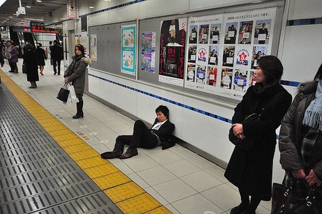 People are sleeping everywhere (27 pics)
