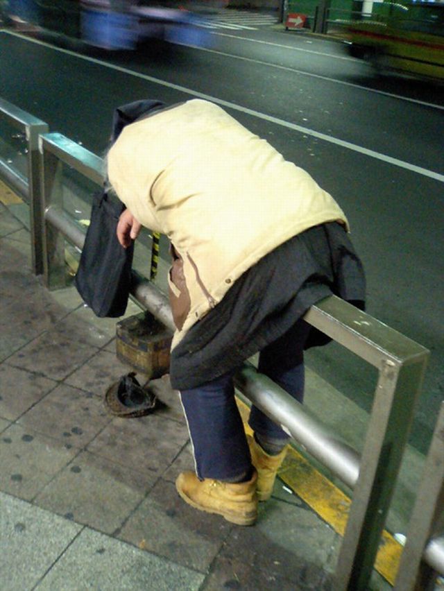 People are sleeping everywhere (27 pics)