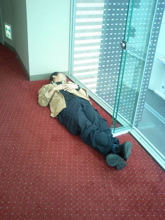 People are sleeping everywhere (27 pics)
