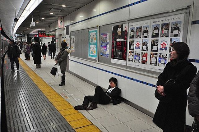 People are sleeping everywhere (27 pics)