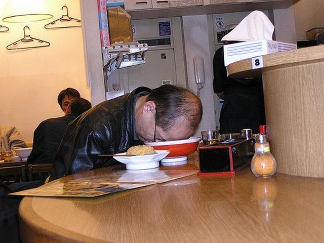 People are sleeping everywhere (27 pics)
