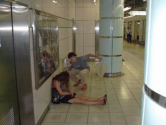 People are sleeping everywhere (27 pics)