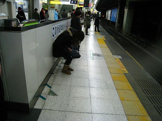 People are sleeping everywhere (27 pics)