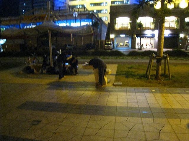 People are sleeping everywhere (27 pics)