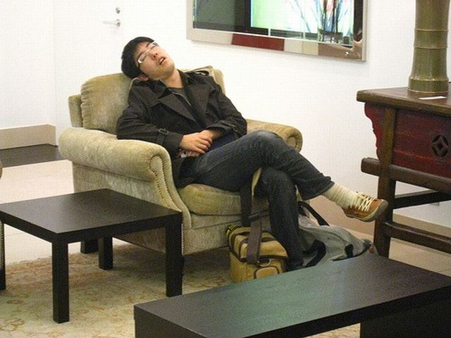 People are sleeping everywhere (27 pics)