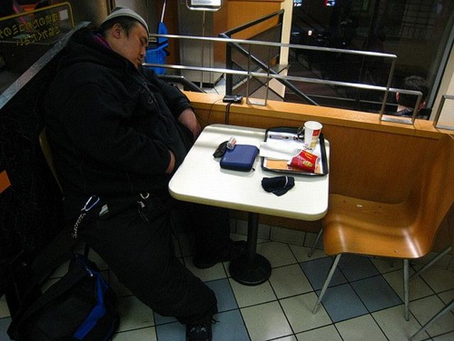 People are sleeping everywhere (27 pics)