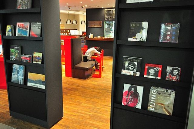 People are sleeping everywhere (27 pics)