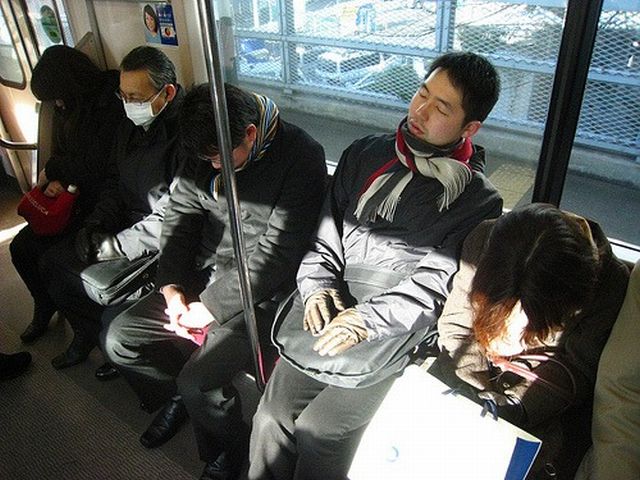 People are sleeping everywhere (27 pics)