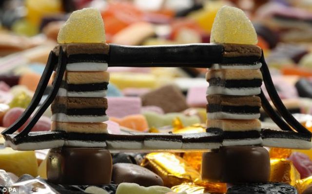 The UK map made completely of candy (6 pics)