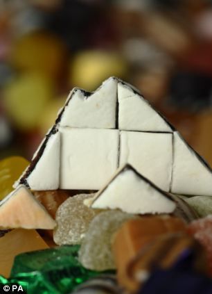 The UK map made completely of candy (6 pics)