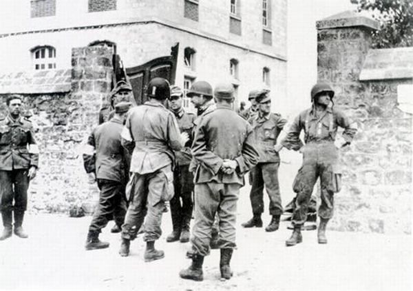 Normandy during WW2 and now (204 pics)