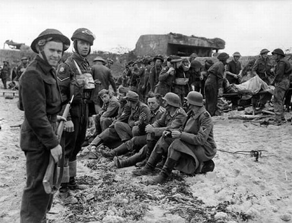 Normandy during WW2 and now (204 pics)