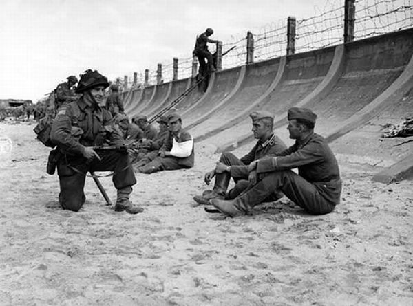 Normandy during WW2 and now (204 pics)