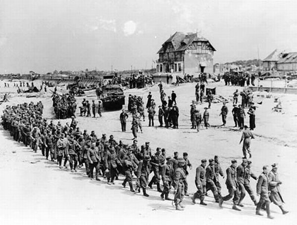 Normandy during WW2 and now (204 pics)