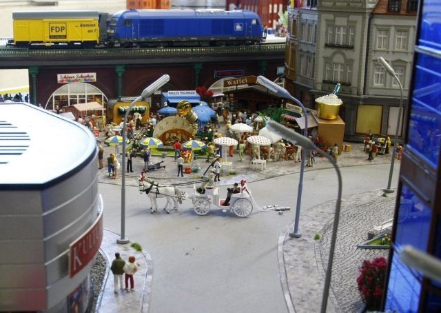 Political campaign in a toy city (27 pics)